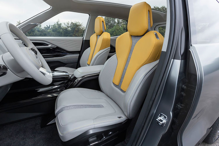 Mặc dù là mẫu SUV cỡ nhỏ, Mitsubishi XFC 2024 mang đến không gian nội thất rộng rãi. Đặc biệt, khách hàng sẽ được trải nghiệm không gian để chân ở hàng ghế sau thoải mái hàng đầu phân khúc. Hơn thế nữa, mọi người trên xe đều có thể cảm nhận sự an toàn, vững tâm nhờ hệ thống kiểm soát ổn định xe trên mặt đường trơn trượt và trải nghiệm tiện nghi chất lượng cao.