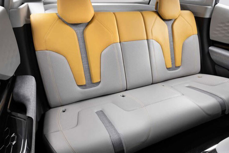 Khoảng sáng gầm cao cùng với bốn chế độ lái (Bình thường, Đường sỏi đá, Đường bùn lầy, và Đường trơn trượt), Mitsubishi XFC mang đến những trải nghiệm đáng nhớ, an toàn, ổn định trong mọi điều kiện thời tiết và đường sá khác nhau. Nhiều khách hàng tỏ ra quan tâm, thích thú trước mẫu SUV mới tinh của nhà Mitsubishi. Một số lại tỏ ra ngạc nhiên trước những công nghệ, tiện ích mà chiếc xe này sở hữu.