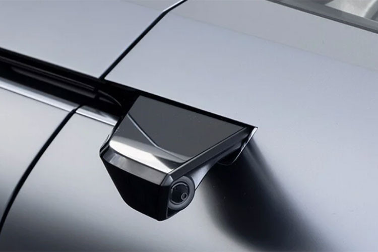 Cụm đèn chiếu sáng phía trước L-shaped ở phần phía trên được bố trí liền lạc với những dải đèn chiếu sáng ban ngày chạy song song phía dưới, tạo thành thiết kế tổng thể T-shape rất ấn tượng và bắt mắt ngay từ cái nhìn đầu tiên. Phía bên dưới, cặp đèn sương mù LED hình lục giác tô điểm cực kỳ đậm nét cho tấm cản trước góc cạnh, tăng thêm dáng vẻ hầm hố, khỏe khoắn và hiện đại.