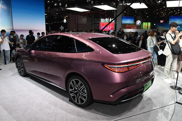 Cụ thể, về sức mạnh, mẫu xe sedan BYD Destroyer 07 sẽ được áp dụng hệ thống DM-i plug-in hybrid do BYD phát triển, riêng phần nhiên liệu sẽ có hai tùy chọn động cơ 1.5L và động cơ 1.5T. Đáng tiếc là thông số chi tiết hơn về công suất và mô-men xoắn cực đại của xe không được tiết lộ.