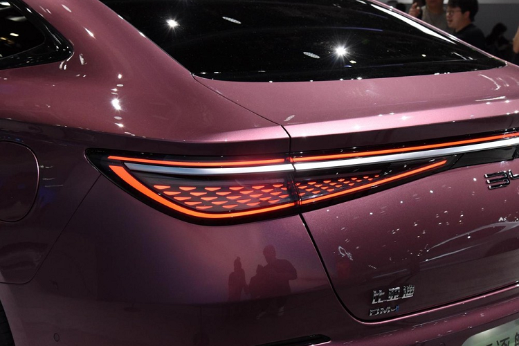 Ở phía sau, BYD Destroyer 07 áp dụng thiết kế cụm đèn hậu kiểu xuyên suốt phổ biến, đầy đủ các chi tiết sau khi cụm đèn được thắp sáng. Về kích thước thân xe, mẫu sedan cỡ trung BYD Destroyer 07 có chiều dài 4.980 mm, chiều rộng 1.890 mm và chiều cao 1.495 mm. Chiều dài cơ sở của xe đạt 2.900 mm.