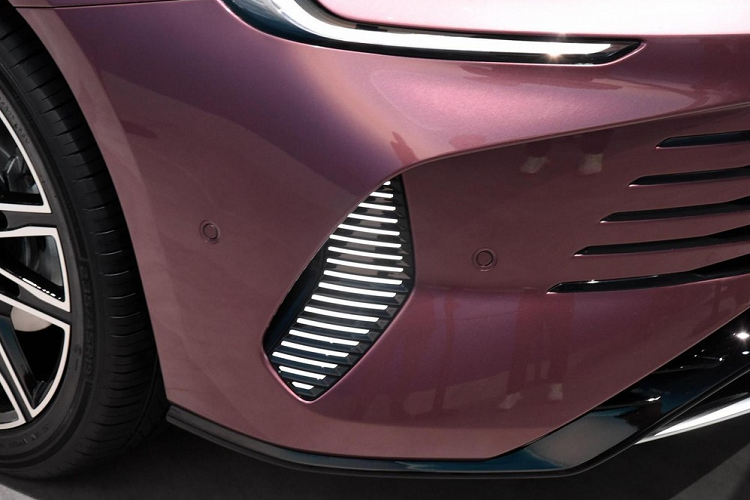 Sedan cỡ trung BYD Destroyer 07 hay còn được gọi vui là "Kẻ hủy diệt" 07 là mẫu sedan cỡ trung mới nhất của BYD Ocean, ngoại hình tiếp tục phong cách thiết kế của Ocean-X nên vẫn có thể thấy bóng của những con dấu BYD trên đó.