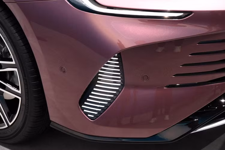 Sedan cỡ trung BYD Destroyer 07 hay còn được gọi vui là "Kẻ hủy diệt" 07 là mẫu sedan cỡ trung mới nhất của BYD Ocean, ngoại hình tiếp tục phong cách thiết kế của Ocean-X nên vẫn có thể thấy bóng của những con dấu BYD trên đó.