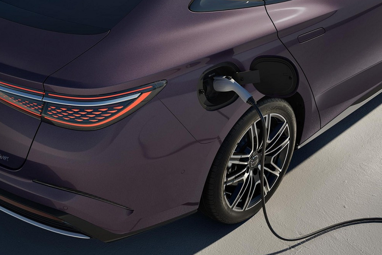 Xe sở hữu cụm đèn pha LED đẹp mắt và còn tích hợp luôn dải đèn LED ban ngay hình vòng cung, tiếp đến, 2 bên hốc gió trước, còn có bộ đèn LED nhận diện thương hiệu.