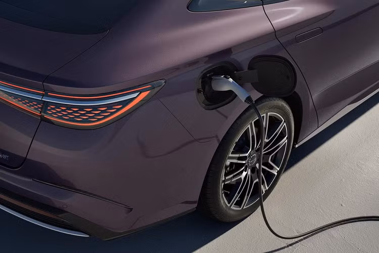 Xe sở hữu cụm đèn pha LED đẹp mắt và còn tích hợp luôn dải đèn LED ban ngay hình vòng cung, tiếp đến, 2 bên hốc gió trước, còn có bộ đèn LED nhận diện thương hiệu.