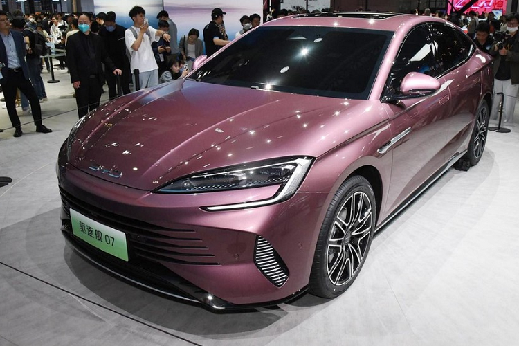 Cách đây vài ngày, trên các trang mạng xã hội Trung Quốc đã hé lộ thông số sức mạnh của BYD Destroyer 07 đã thu hút nhiều sự quan tâm của cộng đồng mạng cũng như giới truyền thông trong nước. Theo chia sẻ này, chiếc xe BYD Destroyer 07 2024 mới sẽ được trang bị hệ thống plug-in hybrid.