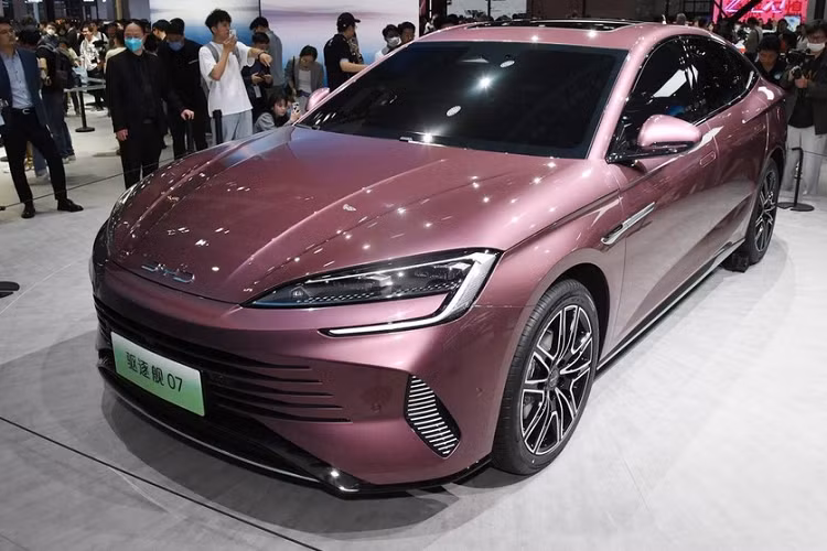 Cách đây vài ngày, trên các trang mạng xã hội Trung Quốc đã hé lộ thông số sức mạnh của BYD Destroyer 07 đã thu hút nhiều sự quan tâm của cộng đồng mạng cũng như giới truyền thông trong nước. Theo chia sẻ này, chiếc xe BYD Destroyer 07 2024 mới sẽ được trang bị hệ thống plug-in hybrid.