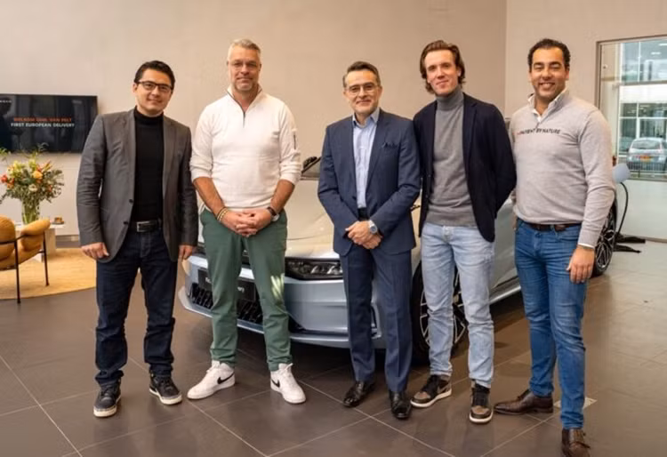 Zeekr là 1 thương hiệu con của Geely, gần đây, họ thông báo đã chính thức giao mẫu Zeekr 001 chạy điện đầu tiên cho khách hàng châu Âu sau 9 tháng công bố kế hoạch mở rộng tại thị trường EU trong Triển lãm ôtô Thượng Hải vào tháng 4. Lễ giao xe diễn ra tại trung tâm giao hàng của Zeekr ở Zeist, Hà Lan.