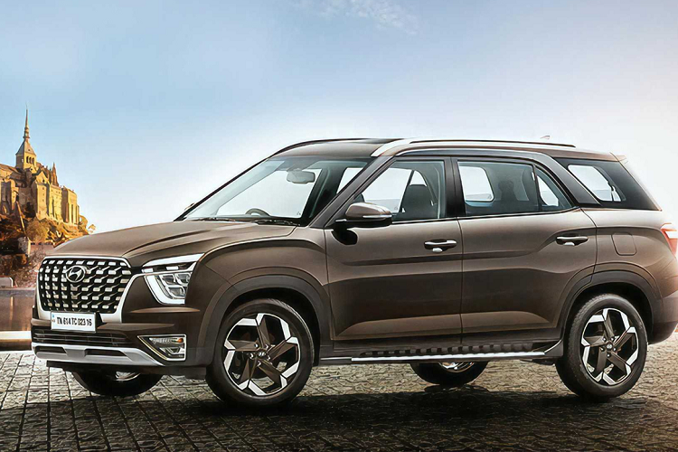 Cụm đèn pha được tinh chỉnh lại và đèn hậu được làm uốn cong thay vì hình tam giác sắc nét như phiên bản hiện hành. Đồng thời bộ khuếch tán gió cũng được nâng cấp. Về nội thất của Tucson 2024 bản nâng cấp cũng sẽ có chút thay đổi và trang bị ở hệ thống giải trí.