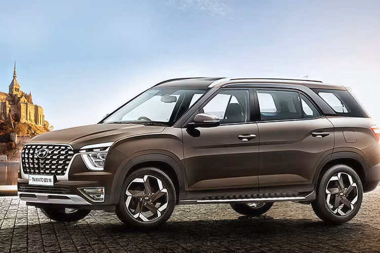 Cụm đèn pha được tinh chỉnh lại và đèn hậu được làm uốn cong thay vì hình tam giác sắc nét như phiên bản hiện hành. Đồng thời bộ khuếch tán gió cũng được nâng cấp. Về nội thất của Tucson 2024 bản nâng cấp cũng sẽ có chút thay đổi và trang bị ở hệ thống giải trí.