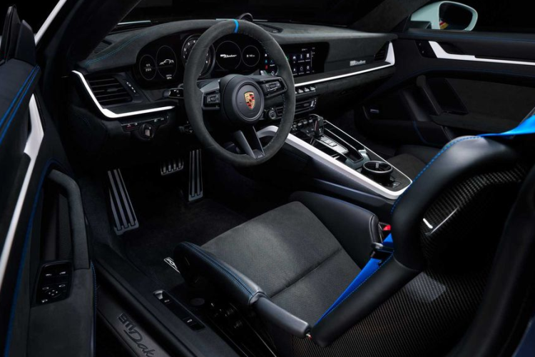 Xe được trang bị tiêu chuẩn hệ thống đánh lái bốn bánh và chân đế động cơ đa dụng giúp giảm 7,3 kg khối lượng xe. Một số chi tiết khác cũng được sử dụng để giảm khối lượng xe gồm bộ cánh gió phía sau cố định thay vì có thể được kích hoạt nhiều chế độ, kính mỏng hơn,…