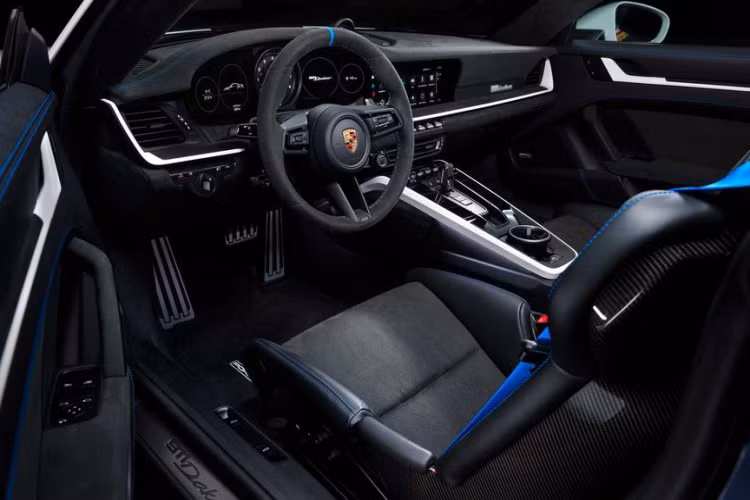 Xe được trang bị tiêu chuẩn hệ thống đánh lái bốn bánh và chân đế động cơ đa dụng giúp giảm 7,3 kg khối lượng xe. Một số chi tiết khác cũng được sử dụng để giảm khối lượng xe gồm bộ cánh gió phía sau cố định thay vì có thể được kích hoạt nhiều chế độ, kính mỏng hơn,…