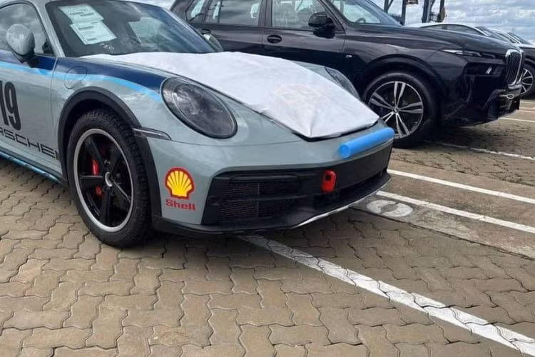 Khác với chiếc xe đầu tiên, Porsche 911 Dakar của Đặng Lê Nguyên Vũ được trang bị tùy chọn “Rallye 1974”, lấy cảm hứng từ chiếc Porsche 911 Carrera RS 2.7 tham gia giải đua East African Safari Rally vào năm 1974 và giành vị trí nhì bảng. Xe sở hữu màu sơn ngoại thất xanh Shade Green Metallic với điểm nhấn 2 đường xanh chạy dọc theo sườn xe và số thứ tự 19 trên cửa.