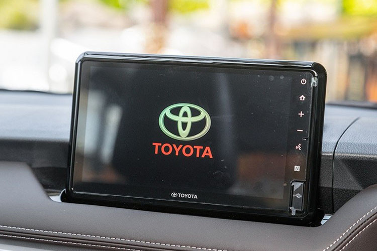 Bên cạnh những thay đổi, "xe quốc dân" của thương hiệu Toyota còn được nâng cấp nhẹ về mặt thiết kế ngoại thất. Đúng như hình ảnh trước đó, Toyota Vios 2023 dành cho Việt Nam có thiết kế đầu xe giống hệt Yaris mới ra mắt ở Thái Lan vào hồi tháng 3 năm nay.