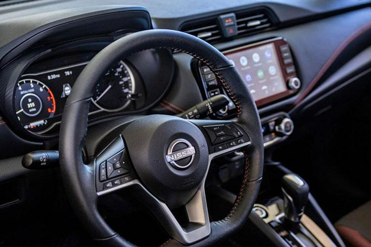 Phiên bản SV trang bị bệ tỳ tay trung tâm, khay sạc điện thoại không dây. Phiên bản cao nhất SR có màn hình trung tâm 8 inch thay vì 7 inch, sưởi hàng ghế trước, khởi động xe từ xa...