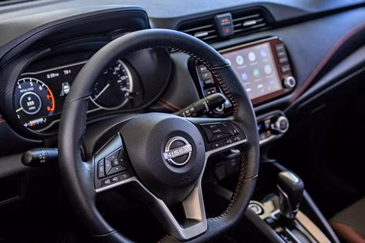 Phiên bản SV trang bị bệ tỳ tay trung tâm, khay sạc điện thoại không dây. Phiên bản cao nhất SR có màn hình trung tâm 8 inch thay vì 7 inch, sưởi hàng ghế trước, khởi động xe từ xa...