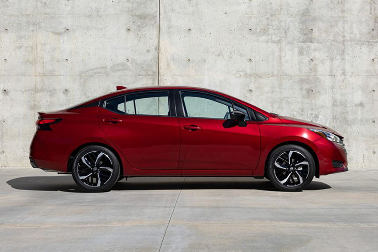 Nissan Almera 2023 được trang bị động cơ xăng 1.6L, cho công suất 122 mã lực và mô-men xoắn cực đại 154 Nm. Xe có tùy chọn hộp số sàn 5 cấp hoặc tự động vô cấp. Dự kiến, giá xe Nissan Almera 2023 tại Thái Lan sẽ tăng nhẹ so với phiên bản tiền nhiệm, lên mức tương đương 354 triệu đồng.