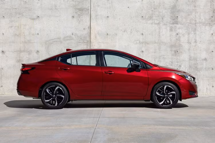 Nissan Almera 2023 được trang bị động cơ xăng 1.6L, cho công suất 122 mã lực và mô-men xoắn cực đại 154 Nm. Xe có tùy chọn hộp số sàn 5 cấp hoặc tự động vô cấp. Dự kiến, giá xe Nissan Almera 2023 tại Thái Lan sẽ tăng nhẹ so với phiên bản tiền nhiệm, lên mức tương đương 354 triệu đồng.