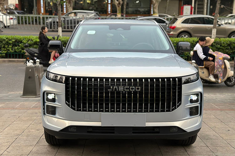 Sau khi sạc đầy pin, xe có thể chạy 100 km mà không cần dùng động cơ xăng. Ngoài Jaecoo 7, hãng xe Trung Quốc còn đang ấp ủ ý định ra mắt Jaecoo 9 tại Việt Nam. Hiện mức giá xe Jaecoo 7 2023 vẫn chưa công bố chính thức tại thị trường Trung Quốc.