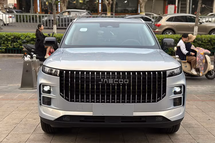 Sau khi sạc đầy pin, xe có thể chạy 100 km mà không cần dùng động cơ xăng. Ngoài Jaecoo 7, hãng xe Trung Quốc còn đang ấp ủ ý định ra mắt Jaecoo 9 tại Việt Nam. Hiện mức giá xe Jaecoo 7 2023 vẫn chưa công bố chính thức tại thị trường Trung Quốc.