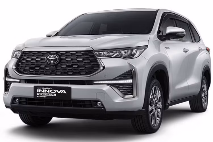 Ngoài ra, Toyota Innova Hycross 2023 tại Ấn Độ còn có tùy chọn động cơ xăng 4 xi-lanh, hút khí tự nhiên, dung tích 2.0L, kết hợp với hộp số tự động biến thiên vô cấp CVT. Động cơ này tạo ra công suất tôi đa 172 mã lực và tiêu thụ lượng xăng trung bình 16,13 km/lít (6,19 lít/100 km).