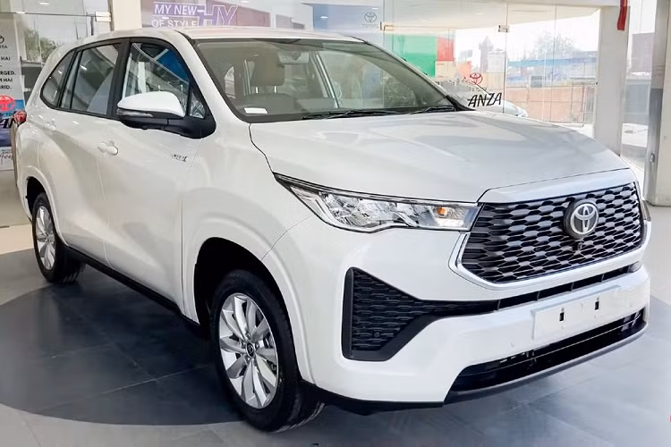 Toyota Innova thế hệ mới đã ra mắt thị trường Ấn Độ vào hồi tháng 12 năm ngoái dưới cái tên riêng Innova Hycross. Chỉ sau 2 tháng, mẫu MPV này đã bất ngờ tăng giá tại thị trường Ấn Độ. Theo đó, giá xe Toyota Innova Hycross 2023 tại Ấn Độ tăng từ 25.000 - 75.000 Rupee (khoảng 7,2 - 21,6 triệu đồng) so với trước.