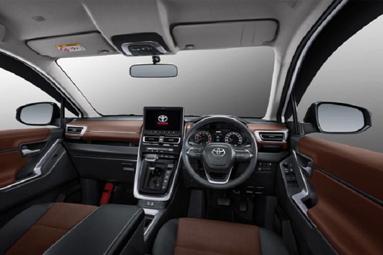 Bên trong xe có những trang bị đáng chú ý như hệ thống đèn viền LED nội thất, 2 ghế thương gia ở hàng ghế giữa, bảng đồng hồ với màn hình đa thông tin 4,2 inch, ghế trước thông hơi/chỉnh điện/nhớ vị trí, rèm che nắng dành cho hàng ghế thứ hai, hệ thống âm thanh JBL 9 loa và hệ thống điều hòa đa vùng ở cả trước lẫn sau.