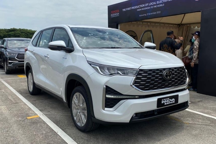 Cuối cùng là 6 túi khí, hệ thống cảnh báo điểm mù, camera 360 độ, phanh tay điện tử và tính năng tự động giữ phanh tạm thời. Theo một số nguồn tin, Toyota Innova thế hệ mới sẽ chính thức ra mắt thị trường Việt Nam vào nửa cuối năm nay. Hiện các đại lý đã nhận cọc dành cho mẫu xe này, bao gồm cả phiên bản hybrid.