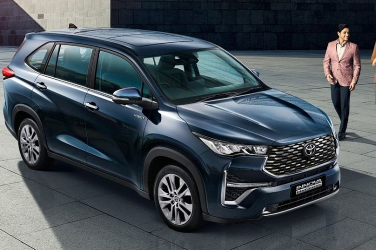 Chưa hết, người dùng Toyota Innova Hycross 2023 tại Ấn Độ có thể điều khiển một số tính năng của xe từ xa thông qua ứng dụng trên điện thoại thông minh như khởi động máy, bật điều hòa, mở cửa và khóa cửa. Ứng dụng này cũng cho phép người dùng xem lịch sử vận hành của xe.