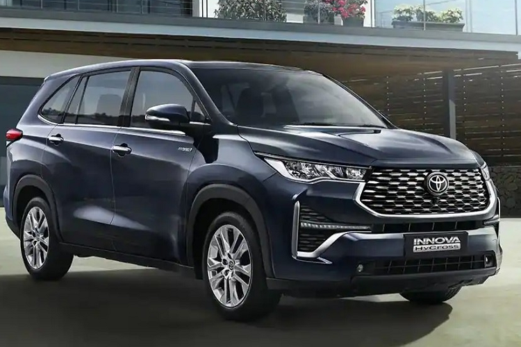 Bên cạnh những trang bị kể trên, Toyota Innova Hycross 2023 tại Ấn Độ còn đi kèm đèn pha LED, dải đèn LED định vị ban ngày kiêm đèn báo rẽ, vành hợp kim 18 inch và đèn hậu LED kết hợp Halogen.