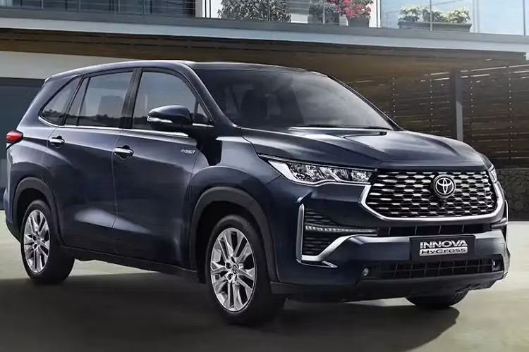 Bên cạnh những trang bị kể trên, Toyota Innova Hycross 2023 tại Ấn Độ còn đi kèm đèn pha LED, dải đèn LED định vị ban ngày kiêm đèn báo rẽ, vành hợp kim 18 inch và đèn hậu LED kết hợp Halogen.