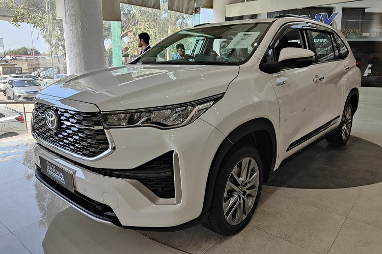 Được định vị giữa 2 bản VX và ZX, Toyota Innova Hycross 2023 bản VX (O) mới sở hữu những trang bị như đèn sương mù LED phía, cửa sổ trời toàn cảnh Panorama, màn hình cảm ứng trung tâm 10,1 inch, hỗ trợ Apple CarPlay không dây, túi khí bên sườn và túi khí rèm. Tuy nhiên, bản VX (O) vẫn không có những tính năng an toàn chủ động ADAS như bản ZX (O) cao cấp nhất.