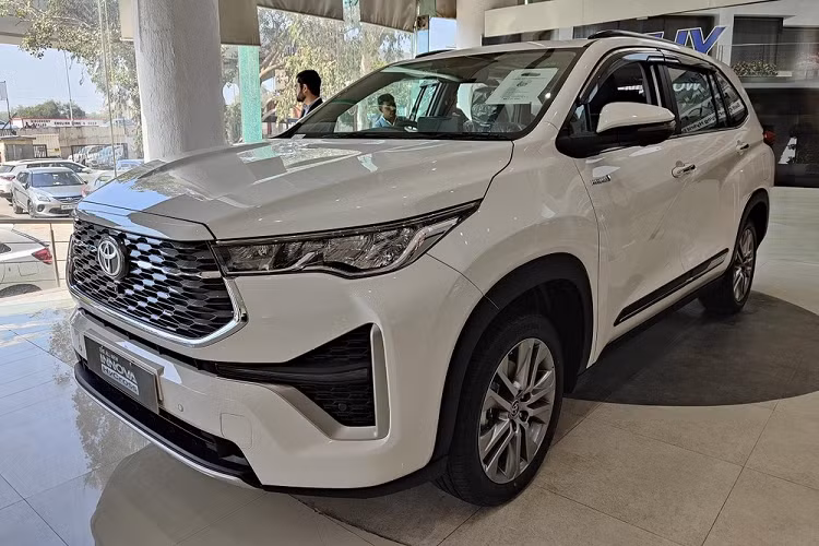 Được định vị giữa 2 bản VX và ZX, Toyota Innova Hycross 2023 bản VX (O) mới sở hữu những trang bị như đèn sương mù LED phía, cửa sổ trời toàn cảnh Panorama, màn hình cảm ứng trung tâm 10,1 inch, hỗ trợ Apple CarPlay không dây, túi khí bên sườn và túi khí rèm. Tuy nhiên, bản VX (O) vẫn không có những tính năng an toàn chủ động ADAS như bản ZX (O) cao cấp nhất.