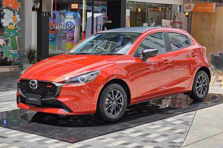 Nội thất của xe mang phong cách Sport Design sẽ được bọc da pha da lộn Grand Luxe Suede màu đen, cửa gió điều hòa và chỉ khâu màu đỏ. Trong khi đó, phong cách New Wave Design tập trung vào sự sống động với ốp nhựa màu trắng Pure White, đen Mirror Black hoặc xanh lam Gross Light Blue trên mặt táp-lô, tương ứng với màu sơn ngoại thất cũng như chấu la-zăng.