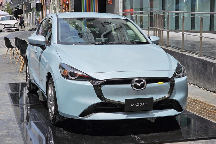 Phong cách thứ hai lấy cảm hứng từ ô tô điện nên có thiết kế đóng kín, chỉ chừa khe hẹp ở hai bên logo hãng. Ngoài ra, mẫu xe hạng B này còn có 2 phong cách thiết kế mang tên Sport Design và New Wave Design. Với phong cách Sport Design, xe được trang bị lưới tản nhiệt với mắt lưới tổ ong, ốp gương chiếu hậu và nóc màu đen cùng bộ vành hợp kim 16 inch.