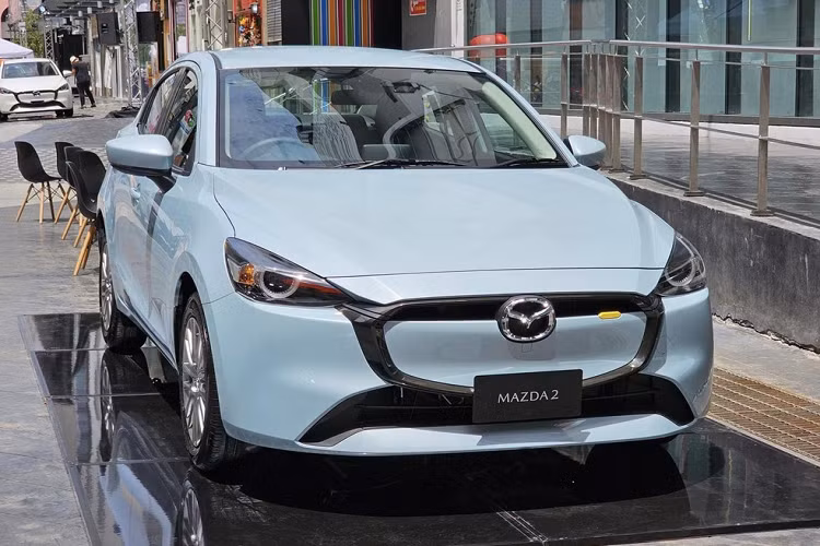 Phong cách thứ hai lấy cảm hứng từ ô tô điện nên có thiết kế đóng kín, chỉ chừa khe hẹp ở hai bên logo hãng. Ngoài ra, mẫu xe hạng B này còn có 2 phong cách thiết kế mang tên Sport Design và New Wave Design. Với phong cách Sport Design, xe được trang bị lưới tản nhiệt với mắt lưới tổ ong, ốp gương chiếu hậu và nóc màu đen cùng bộ vành hợp kim 16 inch.