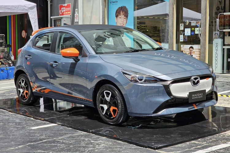 Hai phiên bản đặc biệt này được phát triển dựa trên Mazda2 2023 bản Hatchback (Sport) và chỉ dùng động cơ xăng 1.3L. Ở phiên bản mới, Mazda2 chỉ thay đổi nhẹ trong thiết kế ngoại - nội thất, tương tự xe tại Nhật Bản. Cụ thể, xe được bổ sung lưới tản nhiệt, cản trước và vành la-zăng mới. Trong đó, lưới tản nhiệt của xe có 2 phong cách thiết kế khác nhau. Một phong cách nhấn mạnh vào sự thể thao nên có thiết kế mắt lưới tổ ong.