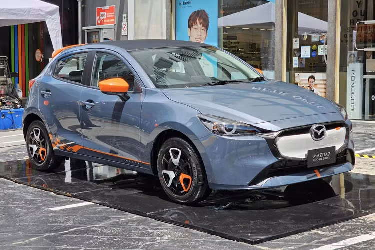 Hai phiên bản đặc biệt này được phát triển dựa trên Mazda2 2023 bản Hatchback (Sport) và chỉ dùng động cơ xăng 1.3L. Ở phiên bản mới, Mazda2 chỉ thay đổi nhẹ trong thiết kế ngoại - nội thất, tương tự xe tại Nhật Bản. Cụ thể, xe được bổ sung lưới tản nhiệt, cản trước và vành la-zăng mới. Trong đó, lưới tản nhiệt của xe có 2 phong cách thiết kế khác nhau. Một phong cách nhấn mạnh vào sự thể thao nên có thiết kế mắt lưới tổ ong.