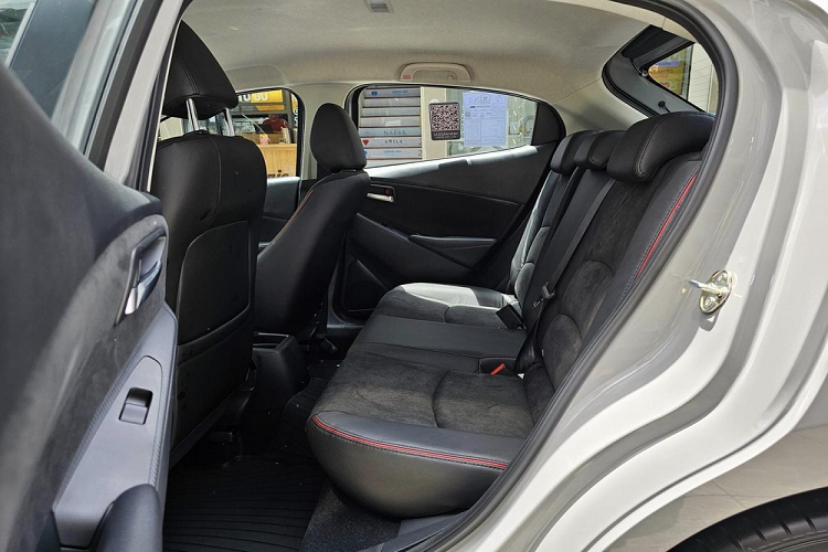 Chưa hết, Mazda2 2023 tại Thái Lan còn có những trang bị an toàn như hệ thống kiểm soát hành trình thích ứng bằng radar, kiểm soát tốc độ tự động, phanh khẩn cấp tự động SCBS, điều hướng mô-men xoắn khi ôm cua G-Vectoring Plus, cảnh báo điểm mù, cảnh báo phương tiện cắt ngang khi lùi, đèn nháy khẩn cấp khi phanh gấp, cảnh báo lệch làn đường và đèn pha tự động. Hệ thống hỗ trợ khởi hành ngang dốc, 2 túi khí trước, 8 cảm biến hỗ trợ đỗ xe chia đều trước/sau và camera 360 độ cũng có trên xe.