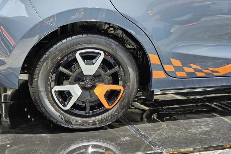 Phiên bản Clap Pop có màu sơn riêng là xanh đậm Deep Crystal Blue. Tại thị trường Thái Lan, Mazda2 2023 có những trang bị ngoại thất tiêu chuẩn như đèn pha tự động bật/tắt, gương chiếu hậu chỉnh điện/gập điện/tích hợp báo rẽ và cần gạt nước tự động.