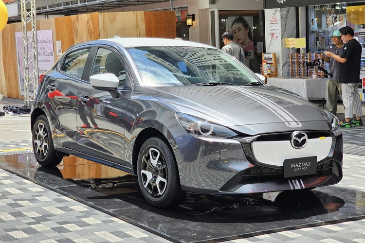 Khi mua xe Mazda2 2023, khách hàng Thái Lan có thể chọn các màu sắc như đỏ Red Soul Crystal, xám Machine Gray, trắng Snowflake White, đen Jet Black, nâu đồng Bronze Platinum Quartz, xám Polymetal Gray, xanh dương Deep Crystal Blue, xanh lam Air Stream Blue (mới) và xám Aero Gray (mới). Sau Thái Lan, mẫu xe cỡ B này dự kiến sẽ tiếp tục ra mắt những thị trường Đông Nam Á khác như Việt Nam.
