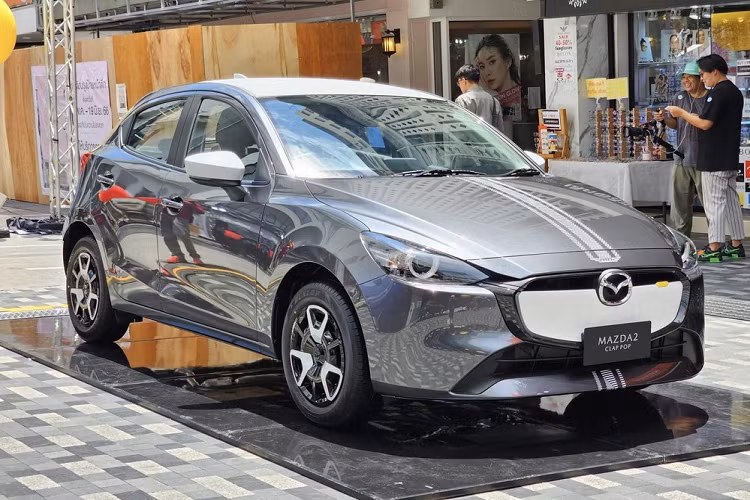 Khi mua xe Mazda2 2023, khách hàng Thái Lan có thể chọn các màu sắc như đỏ Red Soul Crystal, xám Machine Gray, trắng Snowflake White, đen Jet Black, nâu đồng Bronze Platinum Quartz, xám Polymetal Gray, xanh dương Deep Crystal Blue, xanh lam Air Stream Blue (mới) và xám Aero Gray (mới). Sau Thái Lan, mẫu xe cỡ B này dự kiến sẽ tiếp tục ra mắt những thị trường Đông Nam Á khác như Việt Nam.