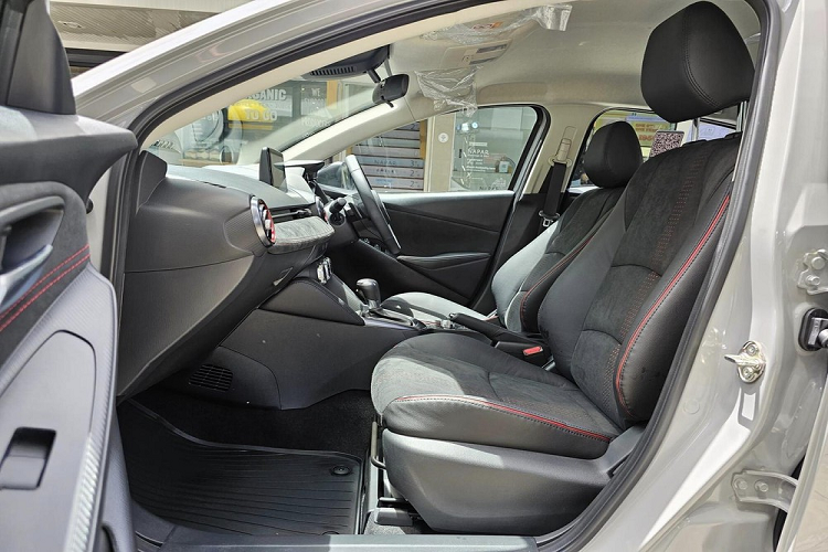 Động cơ của mẫu xe này ở thị trường Thái Lan không có gì thay đổi, vẫn bao gồm 2 tùy chọn. Đầu tiên là động cơ xăng Skyactiv-G 4 xi-lanh thẳng hàng, dung tích 1.3L với công suất tối đa 93 mã lực tại tua máy 5.800 vòng/phút và mô-men xoắn cực đại 123 Nm tại tua máy 4.000 vòng/phút. Lượng xăng tiêu thụ trung bình của động cơ này là 23,3 km/lít (khoảng 4,29 lít/100 km).