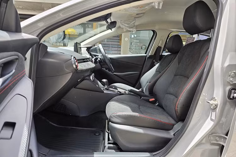 Động cơ của mẫu xe này ở thị trường Thái Lan không có gì thay đổi, vẫn bao gồm 2 tùy chọn. Đầu tiên là động cơ xăng Skyactiv-G 4 xi-lanh thẳng hàng, dung tích 1.3L với công suất tối đa 93 mã lực tại tua máy 5.800 vòng/phút và mô-men xoắn cực đại 123 Nm tại tua máy 4.000 vòng/phút. Lượng xăng tiêu thụ trung bình của động cơ này là 23,3 km/lít (khoảng 4,29 lít/100 km).