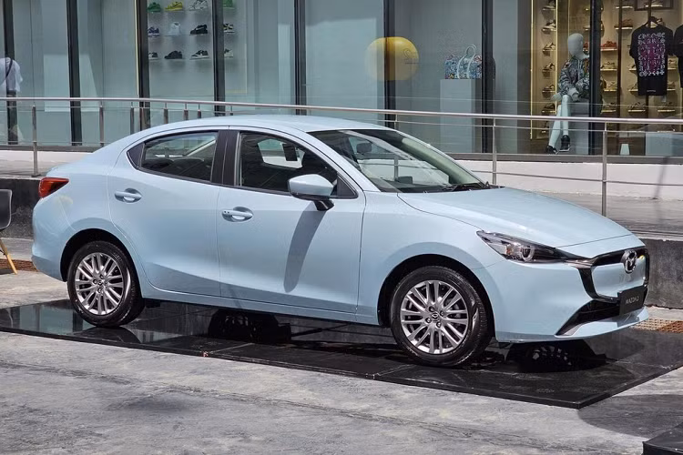 Mazda đã chính thức giới thiệu phiên bản nâng cấp của dòng xe Mazda2 tại thị trường Thái Lan. Tại thị trường này, Mazda2 2023 có 5 phiên bản, bao gồm 1.3 C, 1.3 S, 1.3 SP, 1.5 XD và 1.5 XDL, với giá bán dao động từ 599.000 - 830.000 Baht (khoảng 404 - 599 triệu đồng).