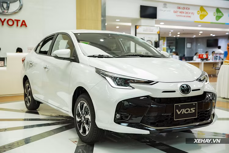  Toyota Vios Toyota Vios luôn là mẫu sedan nhận được nhiều sự quan tâm từ người dùng. Điều đó được thể hiện qua doanh số hàng tháng. Theo đó, doanh số bán hàng của Toyota Vios trong tháng 6/2023 đạt 1.949 xe, tăng trưởng tới 233% so với tháng trước (586 xe).
