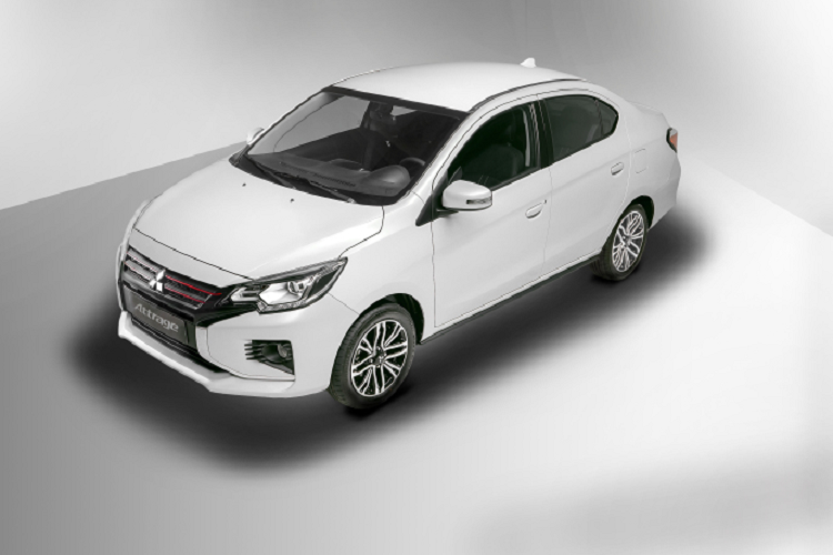 Xe có kích thước dài x rộng x cao lần lượt là 4.305 x 1.670 x 1.515 (mm), chiều dài cơ sở đạt 2.550 mm. Dù mang kích thước có phần nhỏ nhắn hơn các đối thủ nhưng Attrage lại có khoảng sáng gầm cao nhất phân khúc, đạt mức 170 mm. Điều này giúp cho xe di chuyển dễ dàng hơn trong nội đô khi cần leo lề hay băng qua những con đường nhiều ổ gà, sỏi đá, vũng nước ngập.