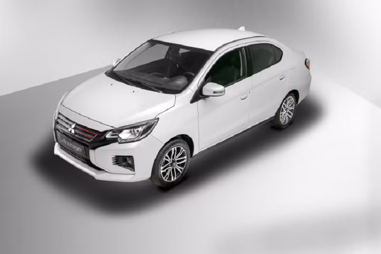 Xe có kích thước dài x rộng x cao lần lượt là 4.305 x 1.670 x 1.515 (mm), chiều dài cơ sở đạt 2.550 mm. Dù mang kích thước có phần nhỏ nhắn hơn các đối thủ nhưng Attrage lại có khoảng sáng gầm cao nhất phân khúc, đạt mức 170 mm. Điều này giúp cho xe di chuyển dễ dàng hơn trong nội đô khi cần leo lề hay băng qua những con đường nhiều ổ gà, sỏi đá, vũng nước ngập.