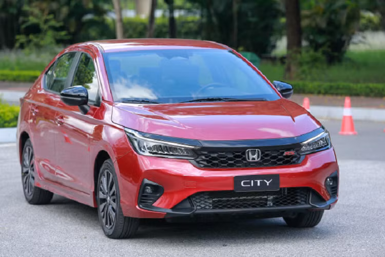 Với các tính năng an toàn như hệ thống phanh ABS, hệ thống kiểm soát ổn định điện tử, hệ thống hỗ trợ khởi hành ngang dốc, Honda City được đánh giá là một trong những lựa chọn tốt nhất trong phân khúc xe sedan cỡ nhỏ. Xe hiện được phân phối với 3 phiên bản: G, L, RS đi cùng giá bán lần lượt là 559 - 589 - 609 triệu đồng.