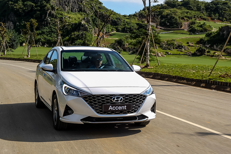 Đi kèm với hệ động cơ Kappa là hộp số tự động và hộp số sàn 6 cấp cho cảm giác lái tốt hơn, đi kèm hệ dẫn động cầu trước. Dung tích bình xăng xe là 45 lít. Hyundai Accent hiện được phân phối tại Việt Nam với 4 phiên bản, giá niêm yết từ 426 - 542 triệu đồng.